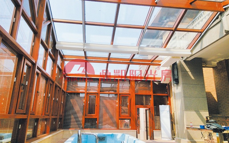 沒有比在陽光房里建游泳池更好的了！四季都能用，夏天泡澡真舒服